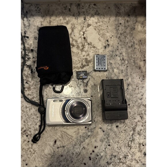 Olympus Stylus 7010 12MP Digital Camera w/ Case Batteries Charger 2GB xD TESTED - Picture 2 of 4